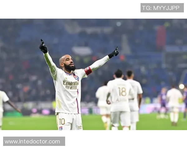 里昂主场力克梅斯，法甲豪门迎来开门红